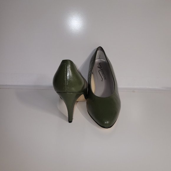 Women's Shoes - Picture 3 of 4